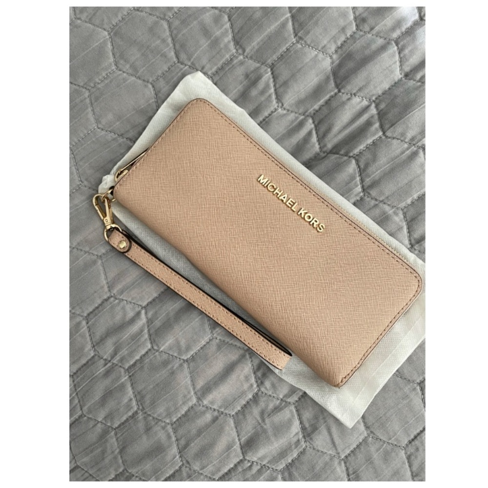 MICHAEL KORS WALLET!!